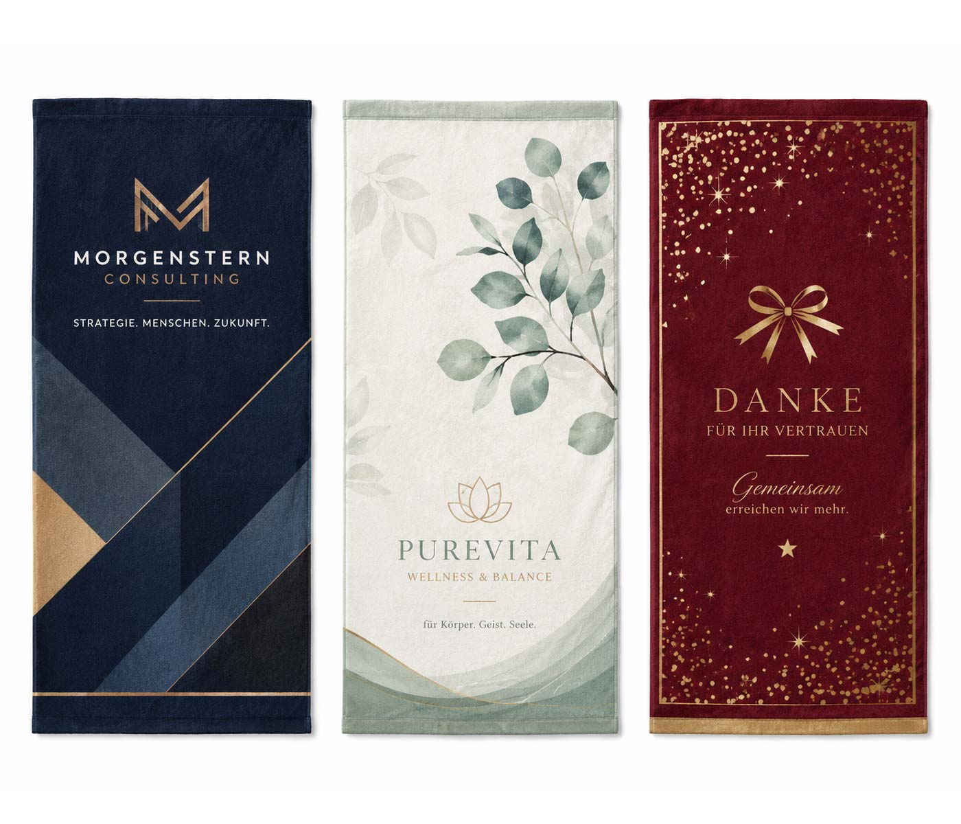 Handtücher i eleganten Firmendesign auf weißem Hintergrund für Mitarbeitergeschenke